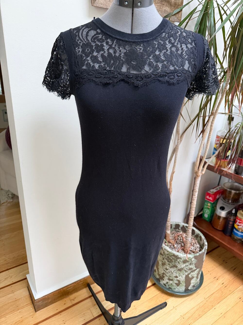 TED BAKER London Black Lace Yoke Short Sleeve Knit Bodycon Dress | Size 2 (US 6)